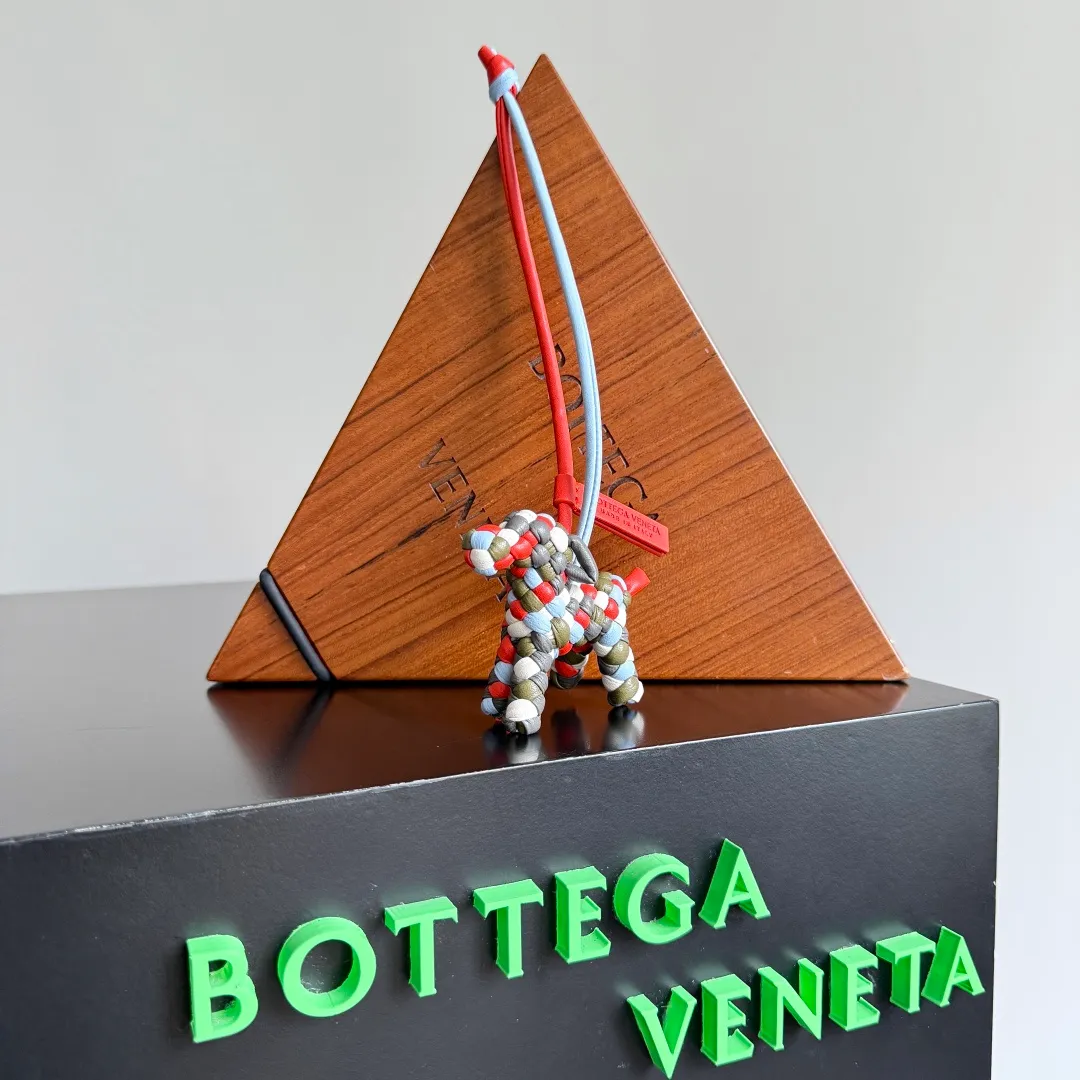 Batch 540 BOTTEGA VENETA2025 new puppy-shaped pendant braided puppy is now online😎The leather braided puppy-shaped pendant can be hung on any handbag, and it is as cute, delicate and colorful as it matches with a bag. Cute and cute, it will touch your heart at any time. It can be hung on bags or keychains. Who can resist such a cute puppy? Style number: 807068